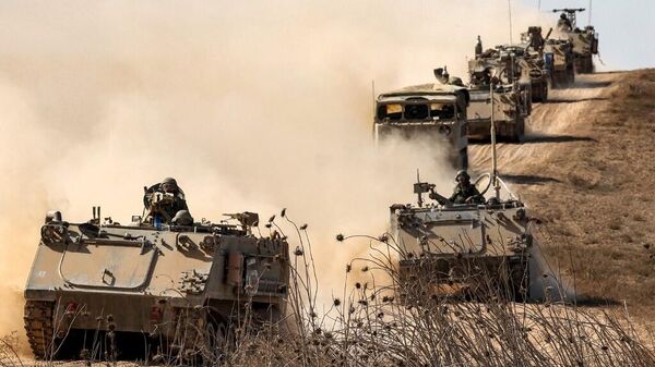 Vehículos de combate de infantería del Ejército israelí se despliegan a lo largo de la frontera con la Franja de Gaza, en el sur de Israel, el 13 de octubre de 2023. - Sputnik Mundo