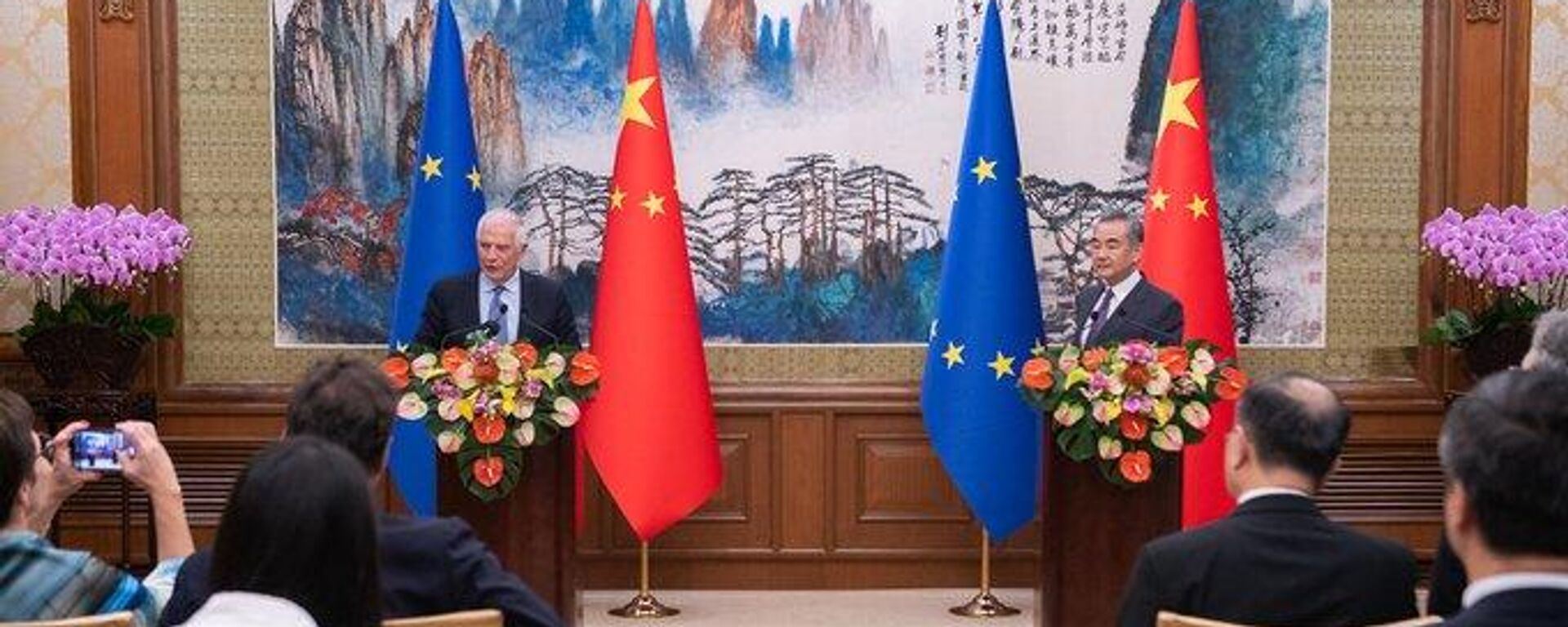 El ministro de Exteriores chino, Wang Yi, en su encuentro con Josep Borrell, titular de la diplomacia europea. - Sputnik Mundo, 1920, 14.10.2023