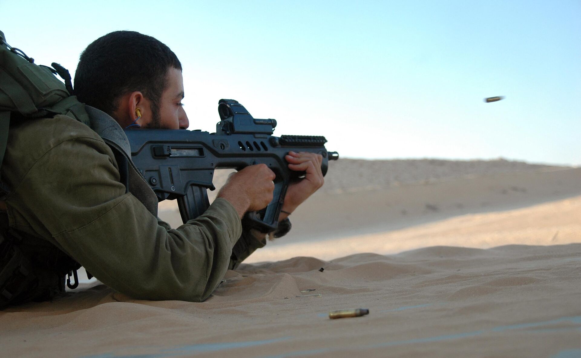 Un soldado israelí dispara arma TAR-21 en un campo de tiro militar en el sur de Israel el 6 de julio de 2009. - Sputnik Mundo, 1920, 14.10.2023