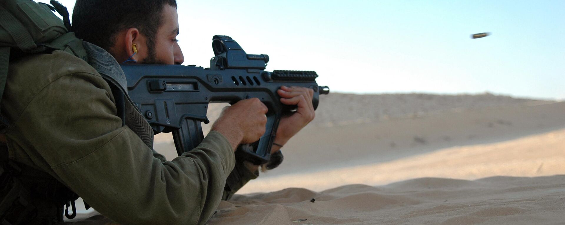 Un soldado israelí dispara arma TAR-21 en un campo de tiro militar en el sur de Israel el 6 de julio de 2009. - Sputnik Mundo, 1920, 17.10.2023
