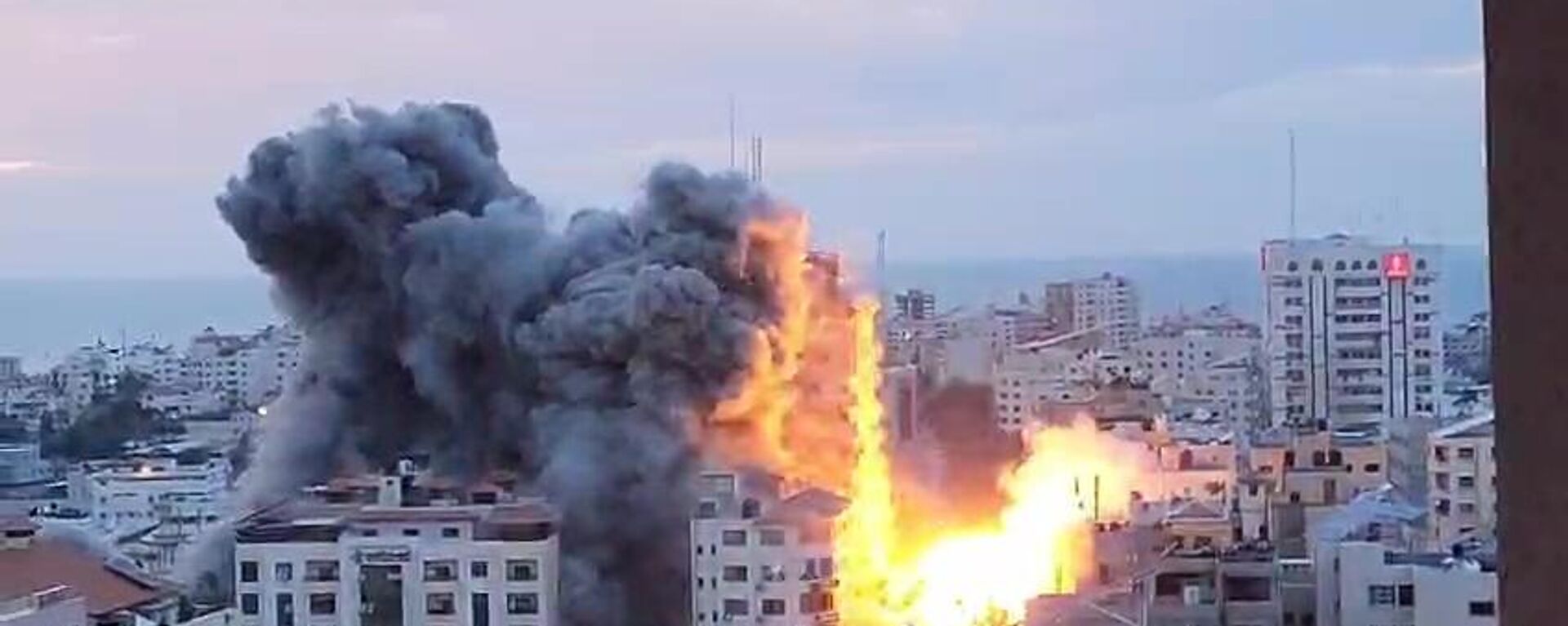 Bombardeo de edificios en la zona palestina de Gaza - Sputnik Mundo, 1920, 15.10.2023