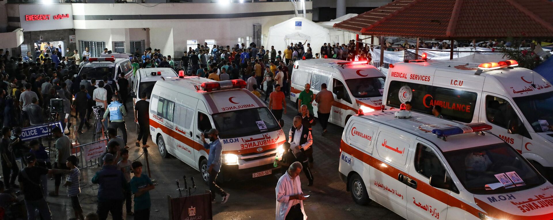 Las ambulancias que transportan a las víctimas de los ataques israelíes se agolpan a la entrada de la sala de urgencias del hospital Al Shifa - Sputnik Mundo, 1920, 31.10.2023