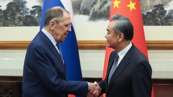 El canciller ruso, Serguéi Lavrov, y su par chino, Wang Yi. - Sputnik Mundo
