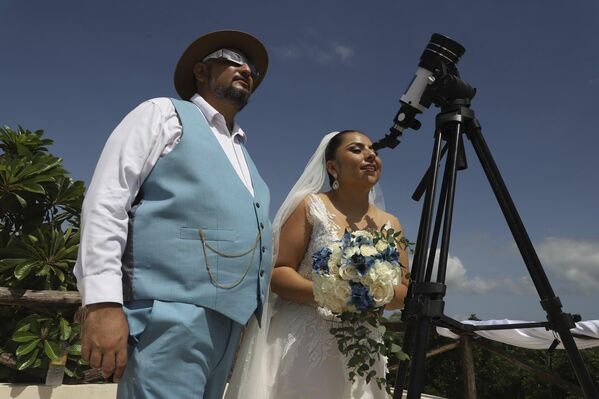 Una pareja vislumbra el eclipse solar anular en Mérida, México, antes de su ceremonia de matrimonio - Sputnik Mundo