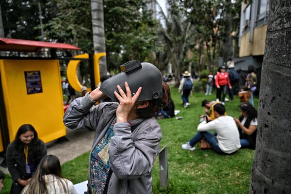 Varias personas observan el fenómeno en Bogotá, Colombia - Sputnik Mundo
