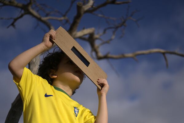 Un niño curiosea el episodio solar desde el Estadio Mineirao, de la ciudad de Belo Horizonte, estado de Minas Gerais, Brasil - Sputnik Mundo