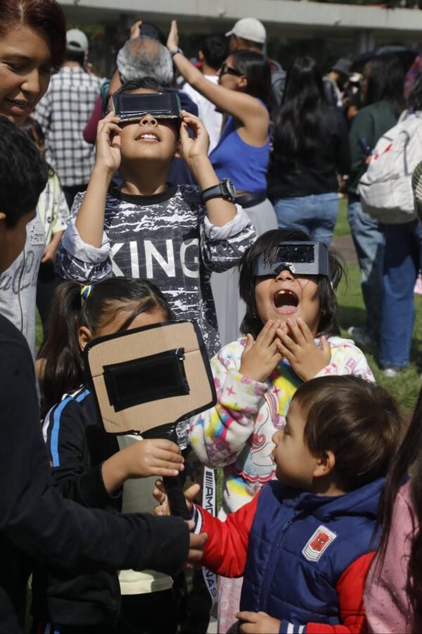 Niños buscan el astro desde la Ciudad Universitaria de la Universidad Nacional Autónoma de México, en la capital del país - Sputnik Mundo