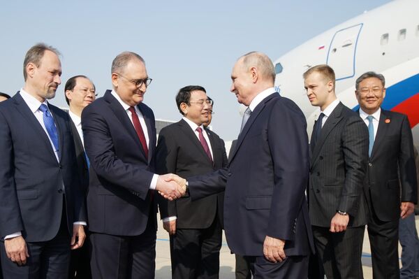 Vladímir Putin en la ceremonia de bienvenida en el aeropuerto internacional de Shoudou en Pekín, el 17 de octubre de 2023. - Sputnik Mundo