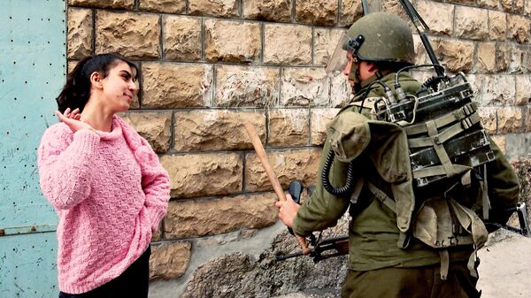 Una joven palestina y un soldado israelí el 28 de febrero de 1988 en Beit Sahur  - Sputnik Mundo