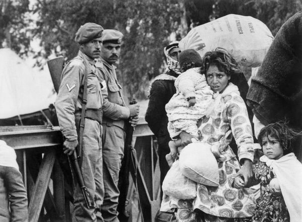 Refugiadas palestinas de Cisjordania ocupada por Israel viajan a Jordania, enero de 1968. - Sputnik Mundo