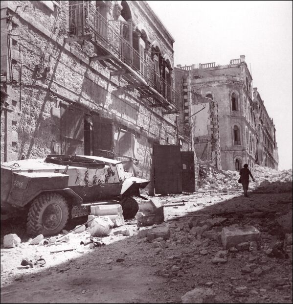 Vehículos blindados británicos en el centro de Jerusalén, julio de 1948. - Sputnik Mundo