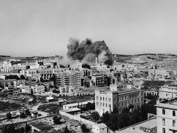 Los combates continuaron hasta el 18 de julio de 1949.En la foto: humo sobre la Ciudad Vieja de Jerusalén, 1949. - Sputnik Mundo