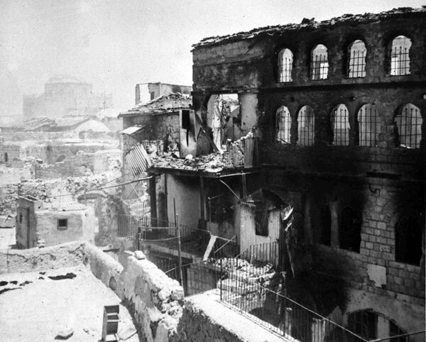 La noche del 15 de mayo de 1948, la aviación egipcia bombardeó Tel Aviv. Los ejércitos de cinco países árabes, que sumaban 30.000 personas, iniciaron las hostilidades contra el estado recién proclamado.En la foto: un edificio judío de la Ciudad Vieja de Jerusalén destruido por los bombardeos árabes. - Sputnik Mundo