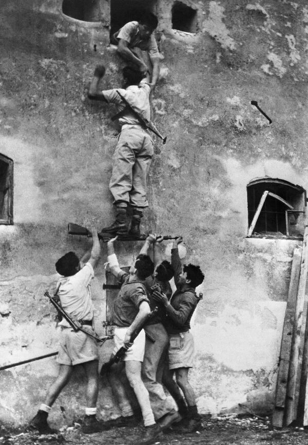 El 31 de mayo, se formaron las Fuerzas de Defensa de Israel (FDI) a partir de la Haganá y otros grupos paramilitares judíos.En la foto: combatientes de la Haganá luchando en Tel Aviv, 1948. - Sputnik Mundo