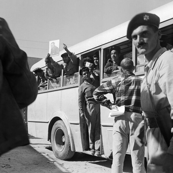 A principios de 1957, bajo la presión de EEUU y la URSS, las tropas anglo-francesas se retiraron de la zona del canal de Suez y las tropas israelíes de la península del Sinaí. Las fuerzas de la ONU se estacionaron en el Sinaí a lo largo de la frontera egipcio-israelí y en el puerto de Sharm el-Sheij.En la foto: soldados israelíes regresan del frente tras la crisis de Suez, noviembre de 1956. - Sputnik Mundo