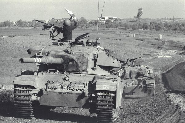 Más de 8.500 árabes y más de 2.800 israelíes murieron en la guerra. El 23 de octubre de 1973, con la mediación de la URSS y EEUU, se logró un acuerdo de alto el fuego en los frentes del Sinaí y Siria. En enero de 1974, las tropas israelíes se retiraron de la orilla occidental del Canal de Suez y de Quneitra, manteniendo el control de los Altos del Golán. En marzo de 1979 entró en vigor el tratado de paz egipcio-israelí. Israel se retiró del Sinaí y sólo mantuvo el control de la Franja de Gaza.En la foto: tanque israelí en los Altos del Golán, octubre de 1973. - Sputnik Mundo