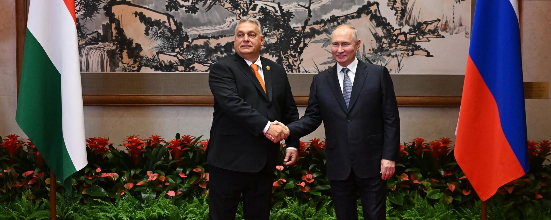 El presidente ruso, Vladímir Putin, se reúne con el primer ministro húngaro, Viktor Orban, el 17 de octubre 2023 - Sputnik Mundo, 1920, 17.10.2023