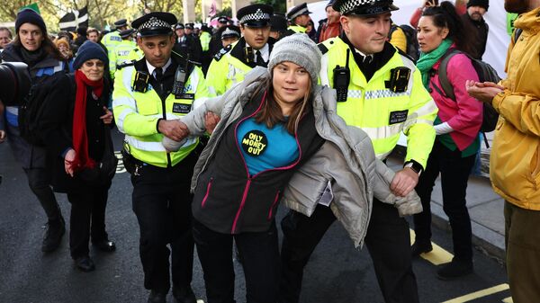 La activista medioambiental sueca Greta Thunberg, detenida en  Londres durante una protesta, informó el grupo anti combustibles fósiles Fossil Free London.  - Sputnik Mundo
