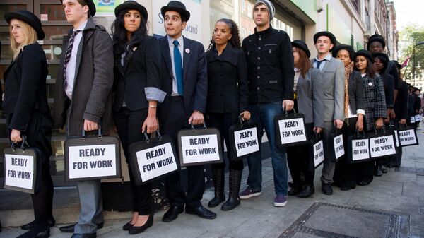 Jóvenes desempleados hacen fila ante una oficina de empleo en el centro de Londres. - Sputnik Mundo