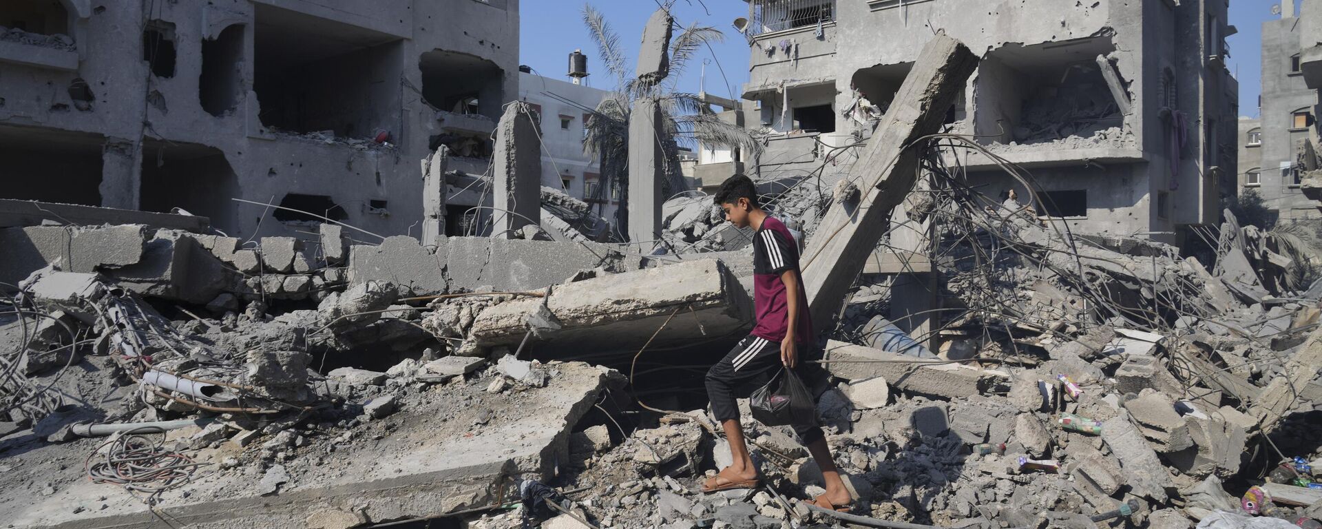 Palestinos cerca del edificio destruido en un ataque aéreo israelí en Deir al-Balah, al sur de la Franja de Gaza, el 14 de octubre de 2023  - Sputnik Mundo, 1920, 18.10.2023