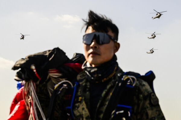 Un miembro del escuadrón de búsqueda y rescate de las Fuerzas Aéreas de Corea del Sur tras participar en la ceremonia de inauguración de la exposición. - Sputnik Mundo
