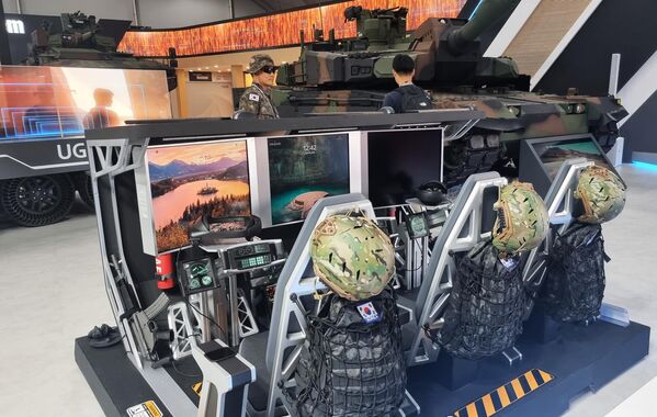 La 14.ª Exposición Internacional Aeroespacial y de Defensa de Seúl, ADEX 2023, durará seis días, hasta el 22 de octubre. Los cuatro primeros días se destinarán a expertos, representantes del complejo militar-industrial, medios de comunicación e invitados especiales. El 21 y 22 de octubre, la exposición estará abierta al público.En la foto: un simulador de la cabina del tanque surcoreano K-2. - Sputnik Mundo
