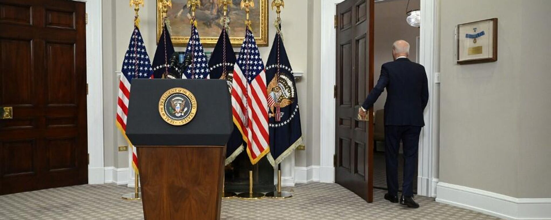 El presidente de EEUU, Joe Biden, cierra la puerta tras una conferencia en la Casa Blanca en marzo de 2023.  - Sputnik Mundo, 1920, 15.02.2024