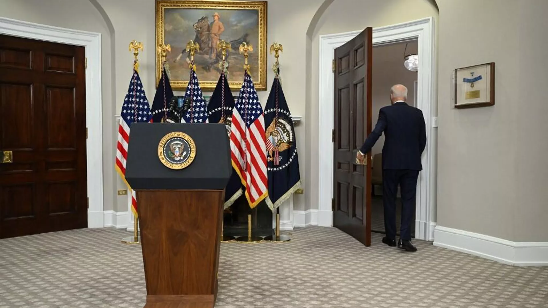 El presidente de EEUU, Joe Biden, cierra la puerta tras una conferencia en la Casa Blanca en marzo de 2023.  - Sputnik Mundo, 1920, 19.04.2024