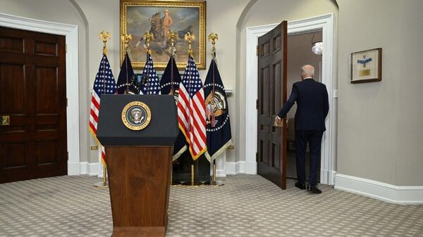 El presidente de EEUU, Joe Biden, cierra la puerta tras una conferencia en la Casa Blanca en marzo de 2023.  - Sputnik Mundo