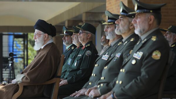 El Líder Supremo iraní ayatolá Ali Jamenei, a la izquierda, asiste a una ceremonia de graduación de un grupo de cadetes de las fuerzas armadas en Teherán, Irán, 10 de octubre de 2023. - Sputnik Mundo