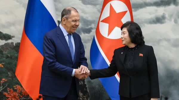 El ministro de Exteriores de Rusia, Serguéi Lavrov, y su homóloga norcoreana, Choe Son-hui, el 19 de octubre - Sputnik Mundo