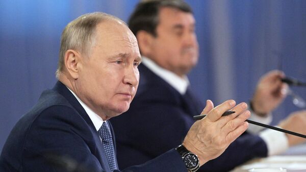 Vladímir Putin, el presidente ruso, asiste a una reunión del Consejo para el Desarrollo de la Cultura Física y el Deporte en Perm  - Sputnik Mundo