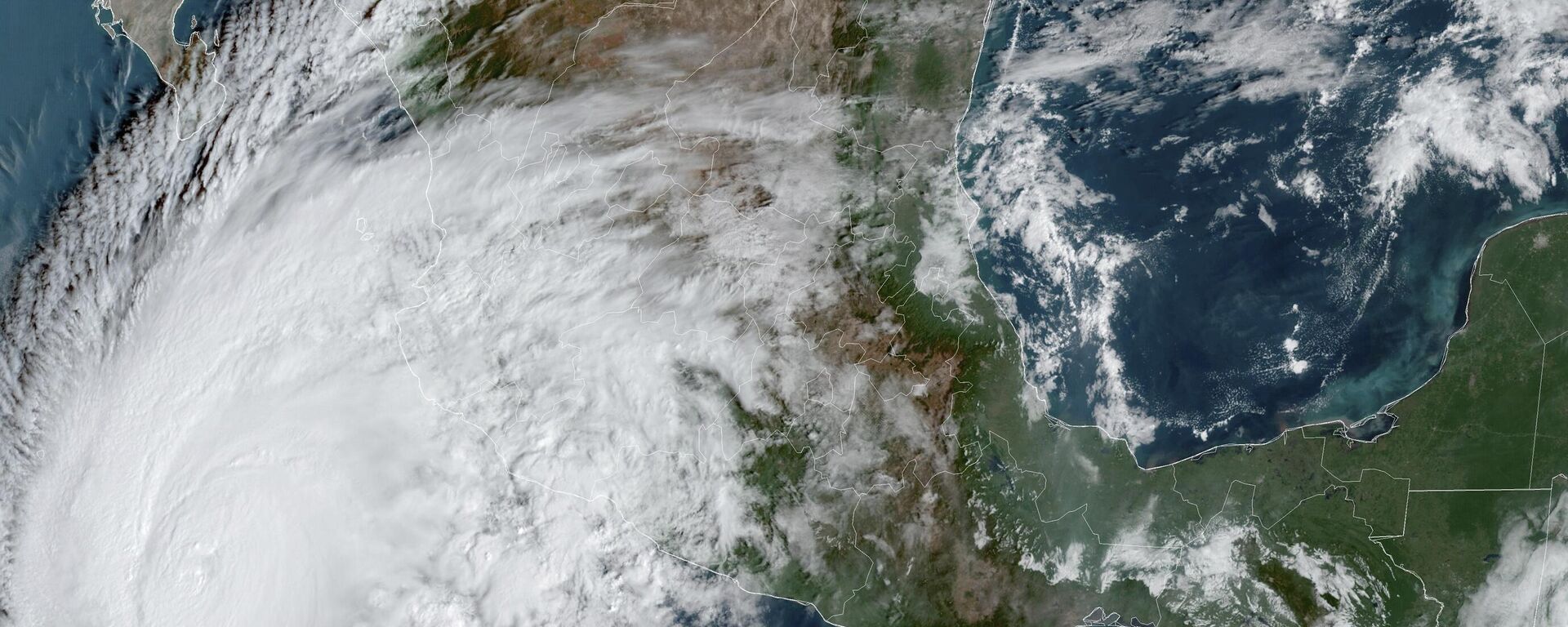 El huracán Norma se aproxima al extremo sur de la península de Baja California, en la costa mexicana del Pacífico. - Sputnik Mundo, 1920, 19.10.2023