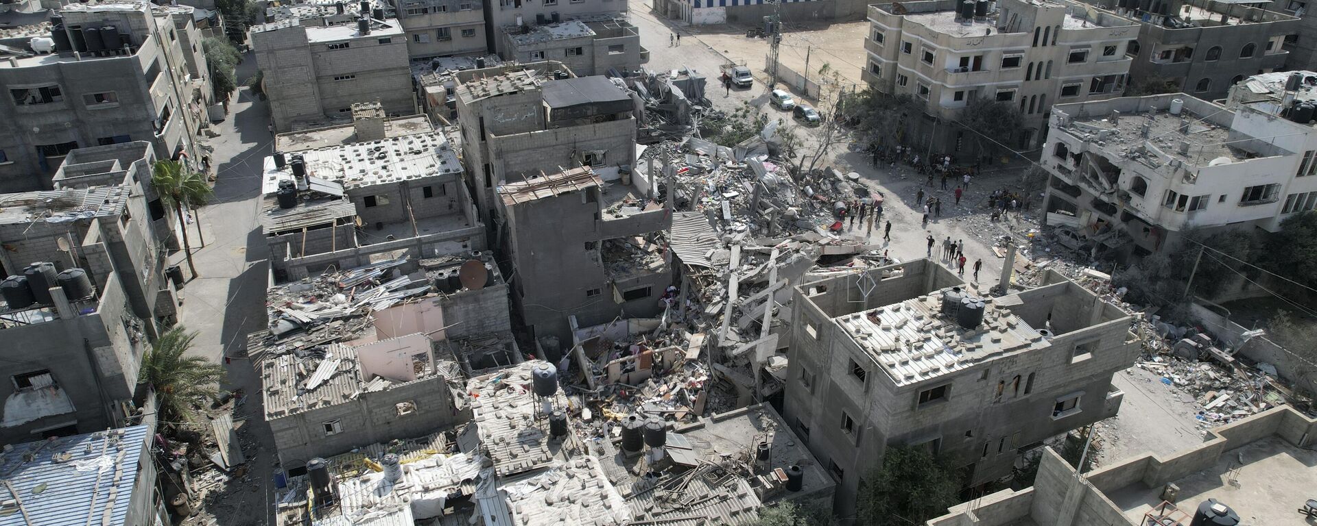 Un edificio destruido en un ataque aéreo israelí en el campo de Nuseirat, en el centro de la Franja de Gaza, el 16 de octubre - Sputnik Mundo, 1920, 19.10.2023