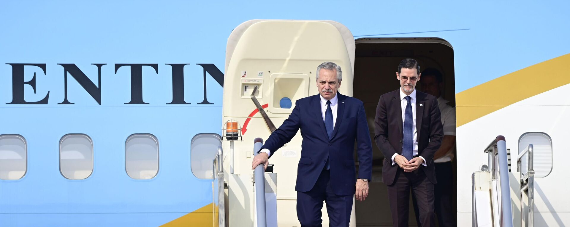 El presidente argentino, Alberto Fernández, desciende del avión presidencial al llegar a Pekin en octubre de 2023 - Sputnik Mundo, 1920, 19.10.2023