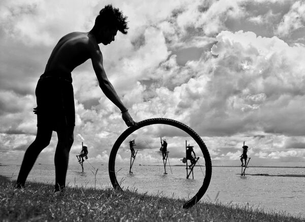La foto Tradición moribunda. Ver a través del círculo del fotógrafo indio Sayan Adhikary ganó en la categoría Mi planeta, fotografía individual. - Sputnik Mundo