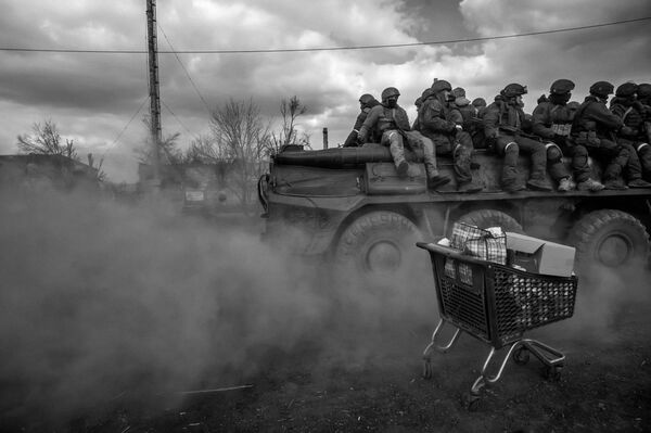 El jurado concedió el Gran Premio al fotoperiodista ruso Alexéi Orlov por su serie de imágenes en blanco y negro Resplandor, que retrata los acontecimientos en Donetsk y Mariúpol en marzo de 2022, un mes después del inicio de la operación militar especial rusa. - Sputnik Mundo