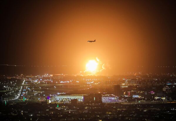 El primer puesto en la categoría Noticias principales, una sola foto, fue para Bola de fuego, de Ayman Yaqoob, de Baréin, que capta el momento en que los hutíes atacan el depósito de petróleo de la empresa estatal Saudi Aramco en Yeda, Arabia Saudita, el 25 de marzo de 2022. - Sputnik Mundo