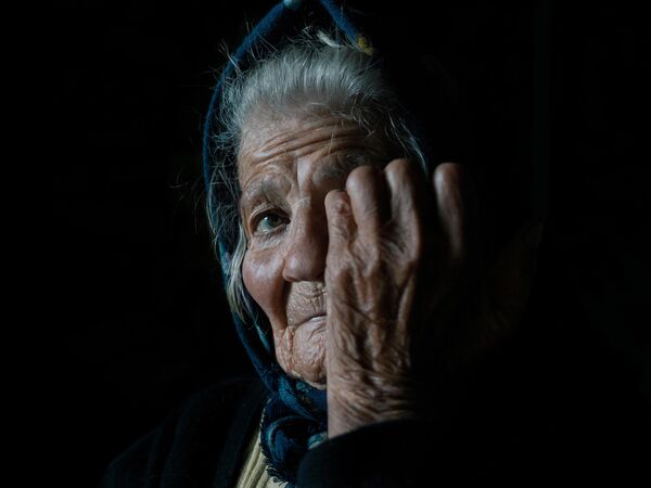 El fotógrafo español Adra Pallón ganó la categoría Mi planeta con su serie fotográfica Demotanasia, centrada en el envejecimiento de la población. Esta foto muestra a Olga, de 91 años, que hasta hace poco vivía sola en un pueblo de la provincia de Lugo, en el noroeste de España. - Sputnik Mundo
