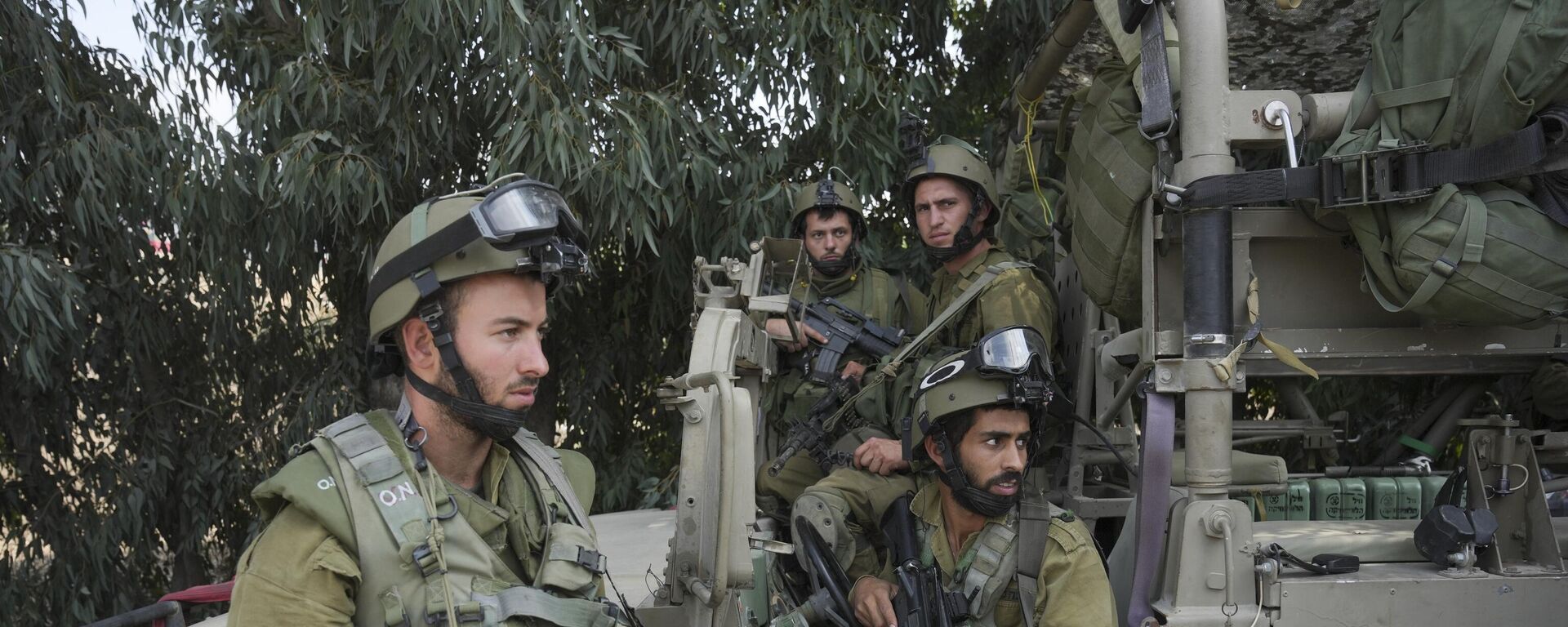 Soldados israelíes se despliegan en el kibutz de Kfar Azza el 10 de octubre de 2023 - Sputnik Mundo, 1920, 26.01.2024