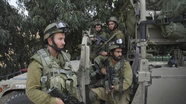 Soldados israelíes se despliegan en el kibutz de Kfar Azza el 10 de octubre de 2023  - Sputnik Mundo
