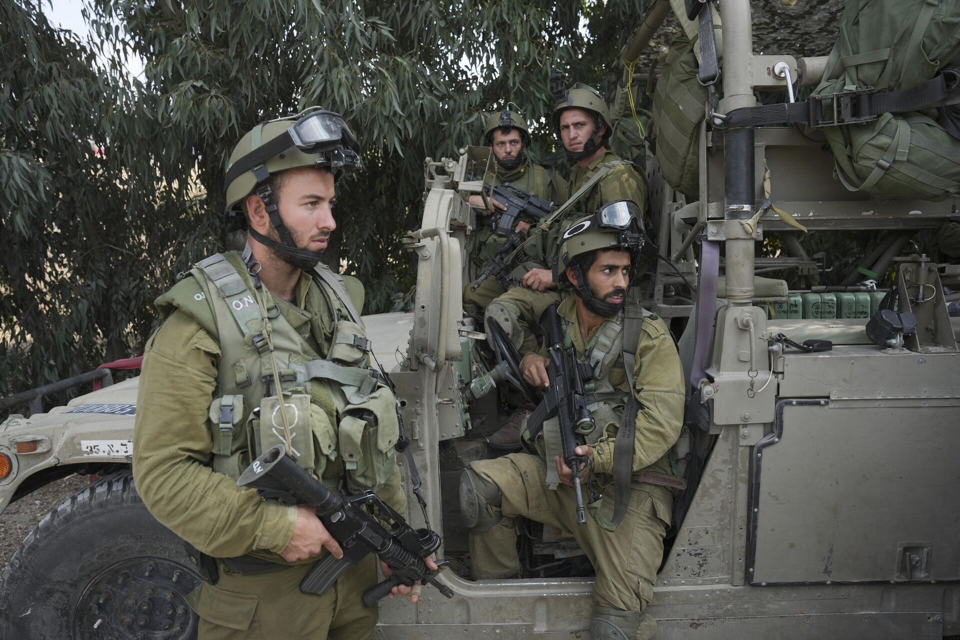 Soldados israelíes se despliegan en el kibutz de Kfar Azza el 10 de octubre de 2023 - Sputnik Mundo, 1920, 22.11.2023