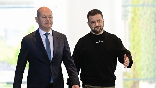 El canciller alemán, Olaf Scholz, y el presidente de Ucrania, Volodímir Zelenski, llegan para una rueda de prensa conjunta tras su reunión el 14 de mayo de 2023 en la Cancillería de Berlín - Sputnik Mundo