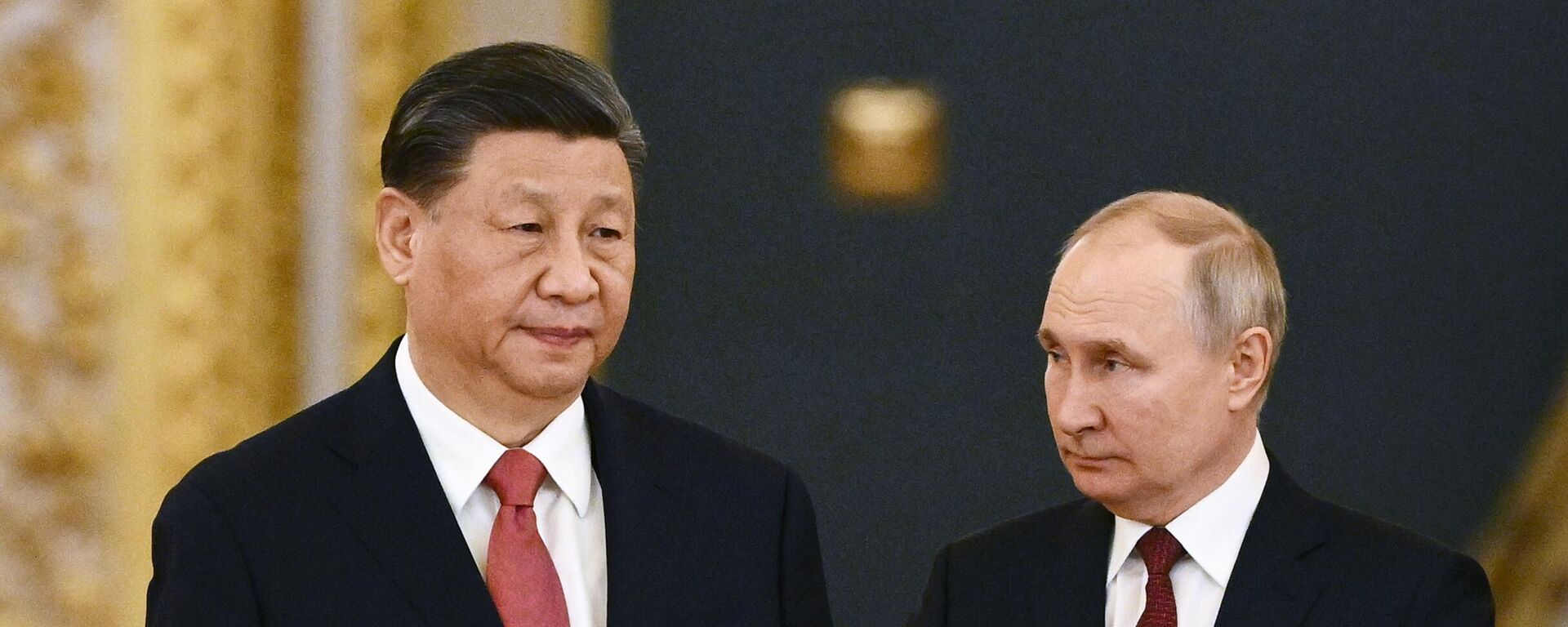 El mandatario chino, Xi Jinping, junto al mandatario ruso, Vladímir Putin, el 21 de marzo de 2023 - Sputnik Mundo, 1920, 22.10.2023