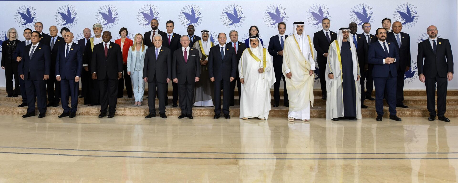 Los participantes de la Cumbre Internacional de la Paz posan para una foto de grupo en la Nueva Capital Administrativa, a las afueras de El Cairo, Egipto, el 21 de octubre de 2023  - Sputnik Mundo, 1920, 21.10.2023
