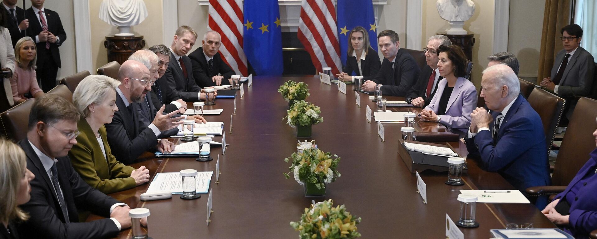 El mandatario de EEUU, Joe Biden (a la derecha), se reúne con la presidenta de la Comisión Europea, Ursula von der Leyen (3.ª a la izquierda), y el jefe del Consejo Europeo, Charles Michel (4.º a la izquierda), durante la cumbre UE-EEUU en la Casa Blanca en Washington, el 20 de octubre de 2023   - Sputnik Mundo, 1920, 21.10.2023