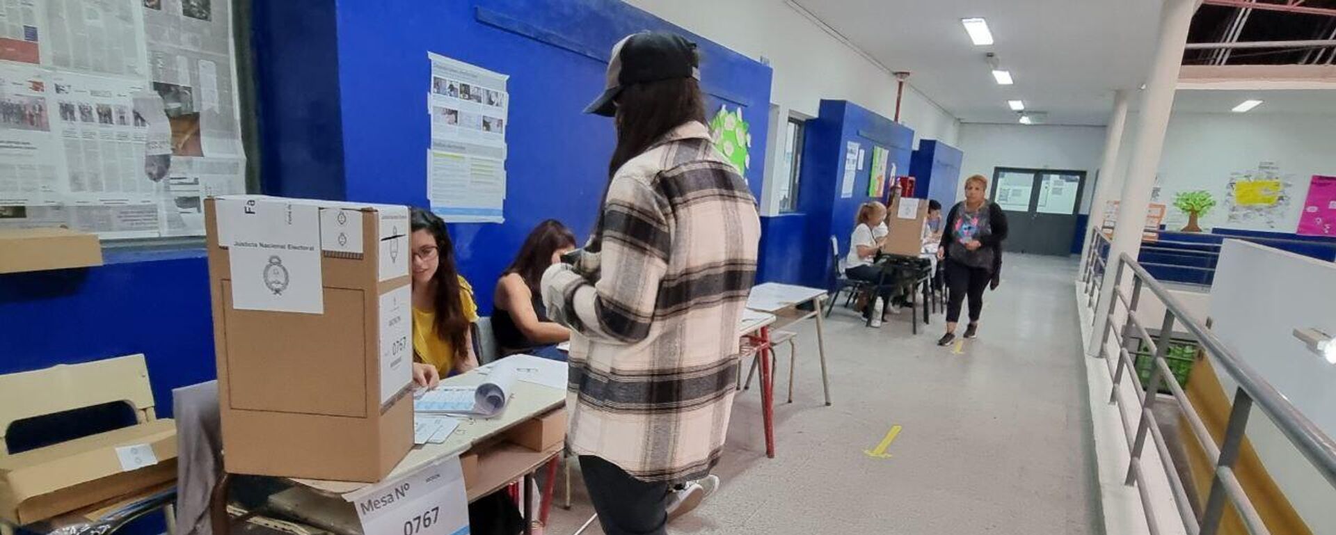 Una joven se acerca a votar en una mesa durante las elecciones generales de Argentina de 2023 - Sputnik Mundo, 1920, 22.10.2023