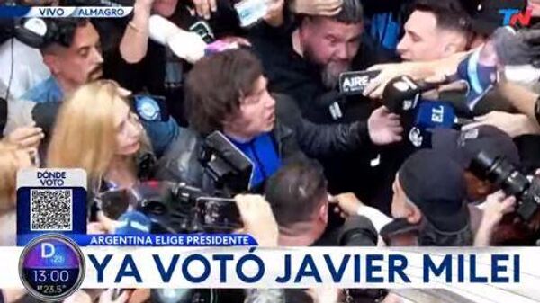 El candidato de La Libertad Avanza, Javier Milei, votó en medio de una multitud - Sputnik Mundo