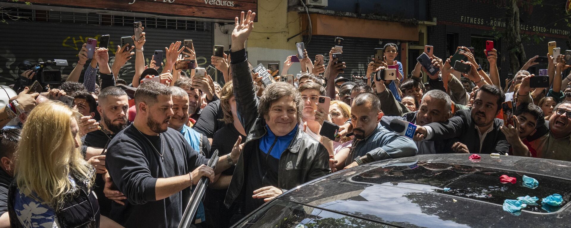 El candidato a la presidencia Javier Milei llega a votar en el barrio de Almagro. Sus seguidores lanzaron flores sobre su coche por el cumpleaños - Sputnik Mundo, 1920, 30.11.2023