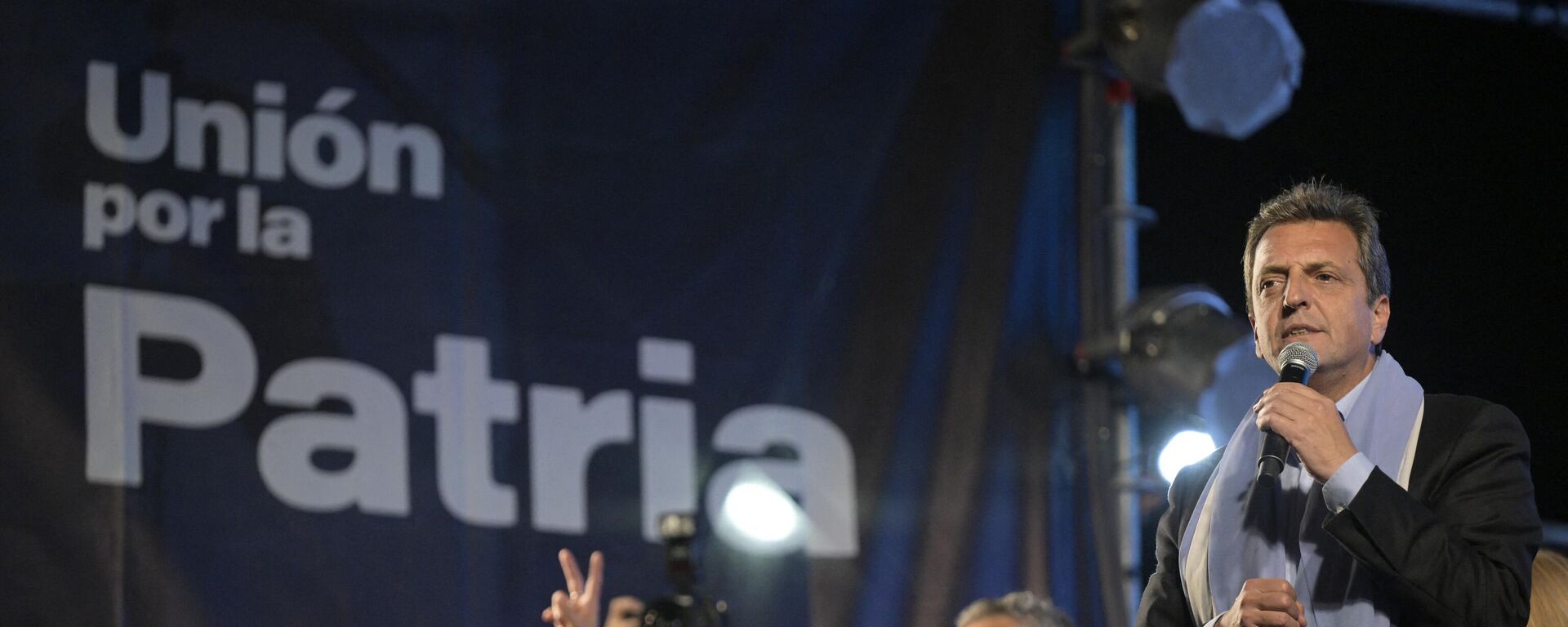 El candidato del peronismo, Sergio Massa, se dirige a sus simpatizantes tras ganar en la primera vuelta electoral de este 22 de octubre. - Sputnik Mundo, 1920, 23.10.2023